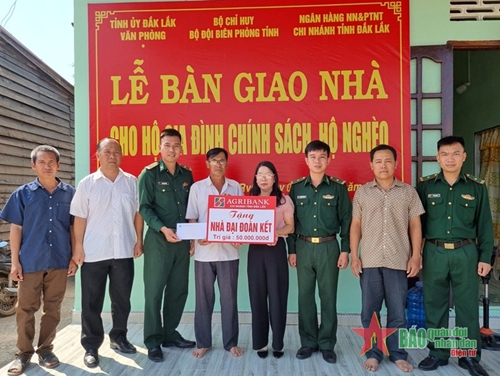 Bộ đội Biên phòng tỉnh Đắk Lắk: Bàn giao nhà Đại đoàn kết tại xã biên giới Ia Rvê